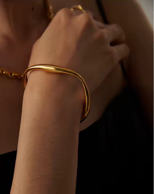 Ava Bangle