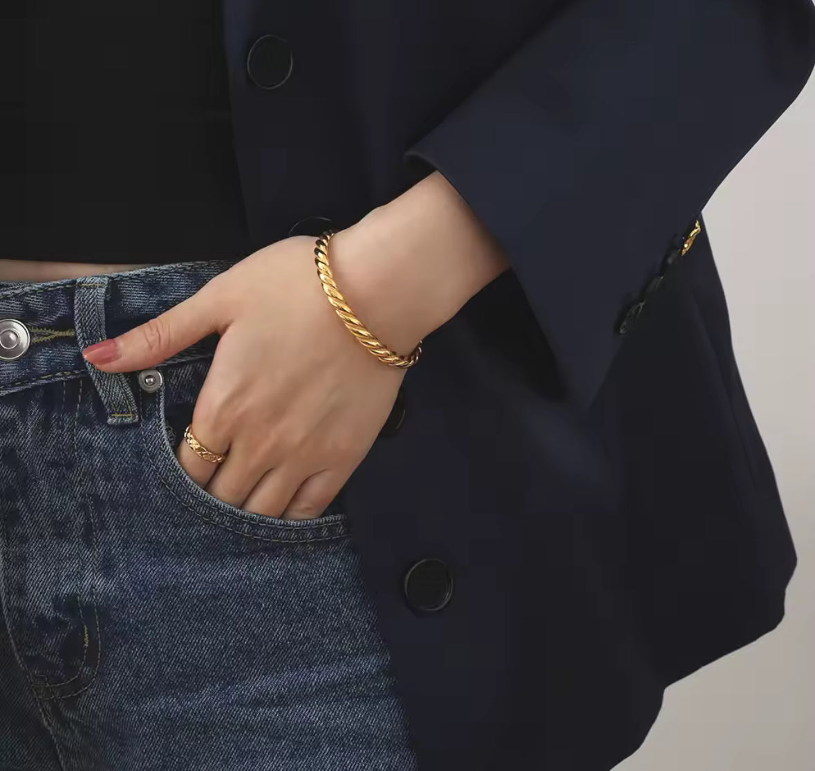 Ivanna Bangle